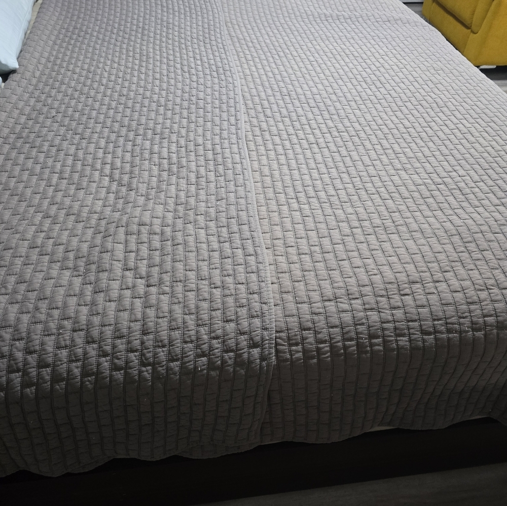 Elegant Gray Quilted Bedspread - Picture 4 of 9